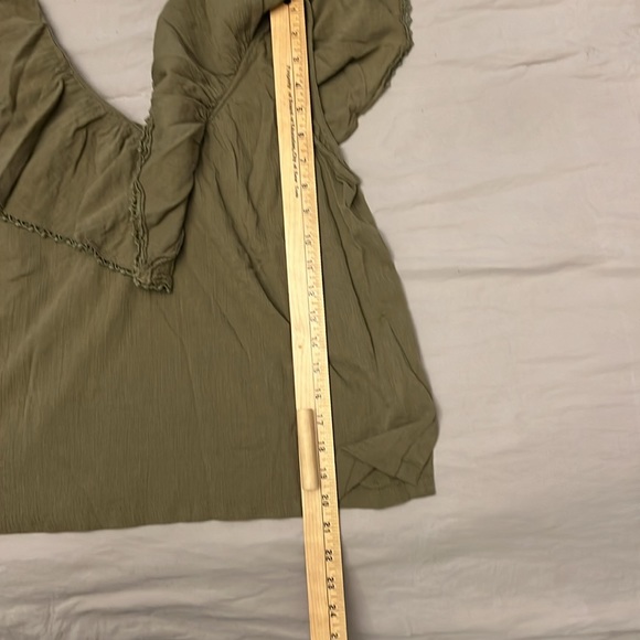 LOFT V neck ruffle Blouse 
Size XS
LOFT - Picture 9 of 9